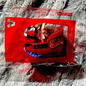 Minnie mouse at the Pirates of the Caribbean attraction